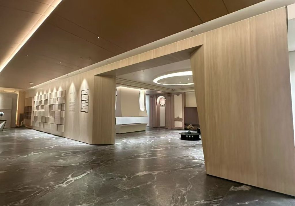 travertine sintered stone wall with deep dark sintered stone floor