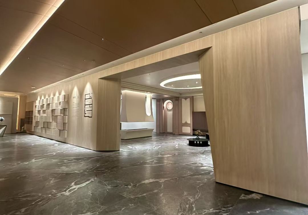 travertine sintered stone wall with deep dark sintered stone floor