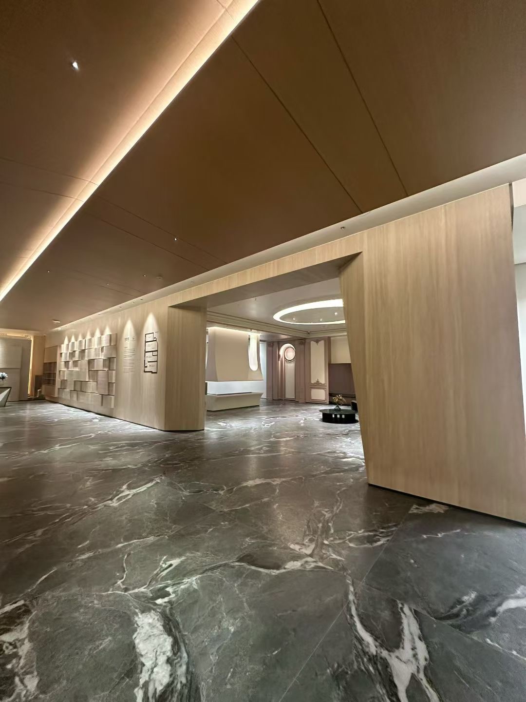 travertine sintered stone wall with deep dark sintered stone floor
