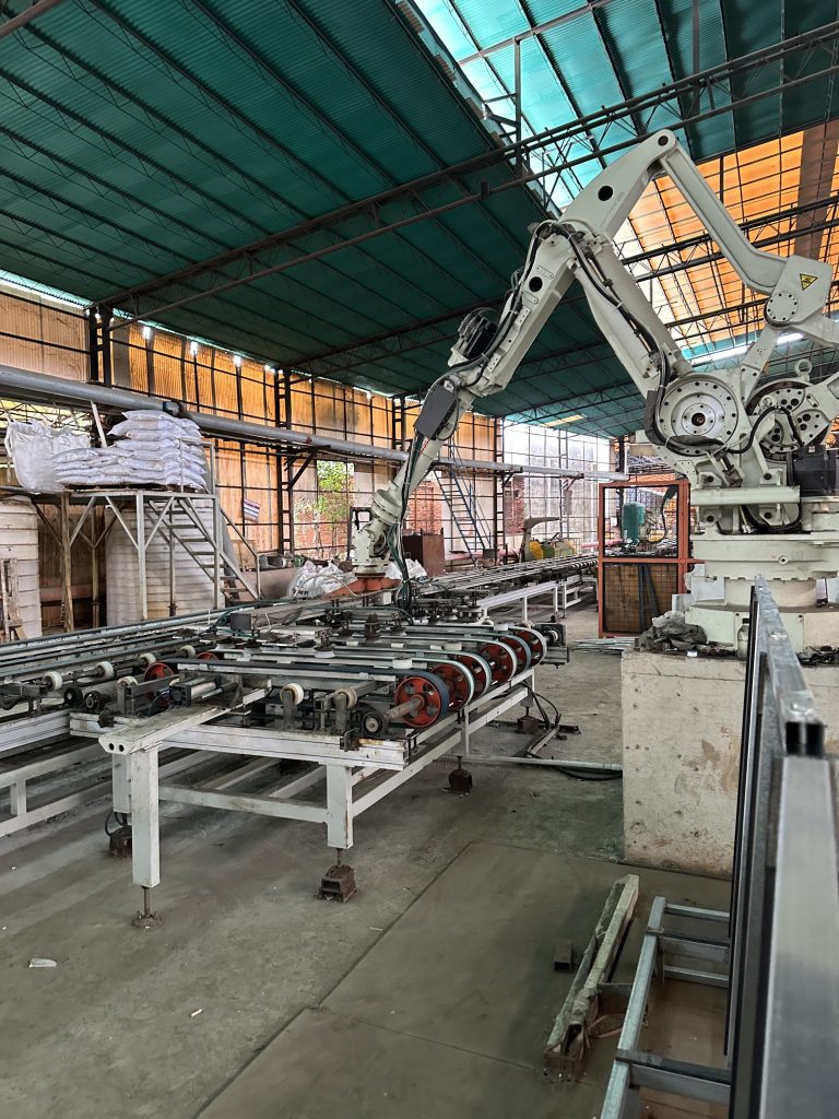 robot-arm-helps-manufacturing-the-sintered-stone